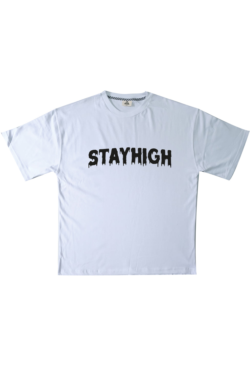 Stayhigh’ baskılı beyaz oversize tişört, rahat kesimi ve özgün tasarımıyla dikkat çeker. Sokak modası ve rahat giyim arayanlar için mükemmel bir seçenek.