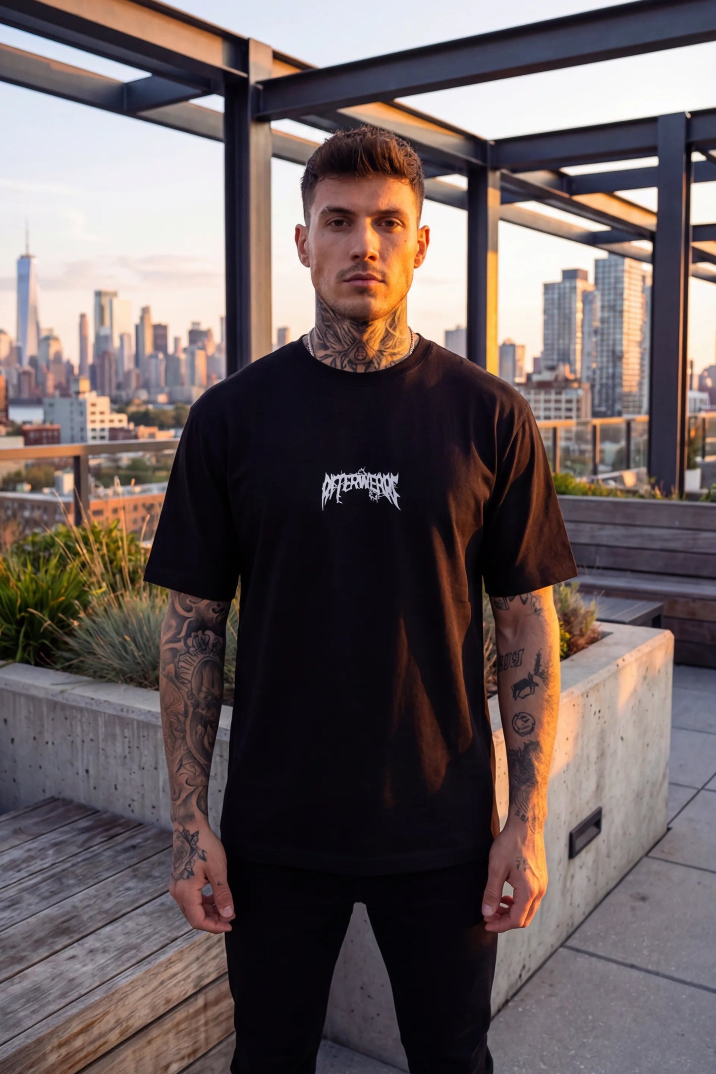 SCHWARZES T-Shirt „THE KIDS WANT TECHNO“ REFLEKTIEREND MIT REGULAR PASSFORM