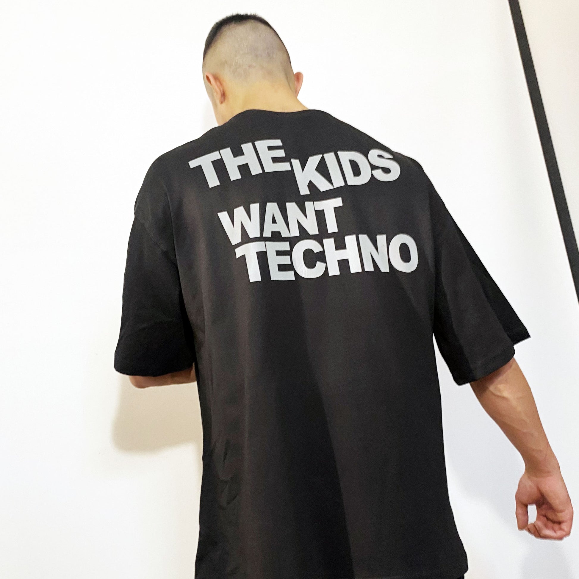 Oversized Black T-shirt 'THE KIDS WANT TECHNO' Reflective flash sale.