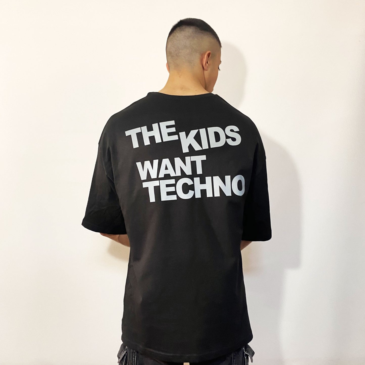 Oversized Black T-shirt 'THE KIDS WANT TECHNO' Reflective flash sale.