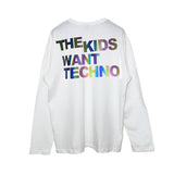 WEISSES LANGÄRMELIGES T-Shirt „THE KIDS WANT TECHNO“ MIT REGENBOGENREFLEKTIERENDEM ENTSPANNTER FIT