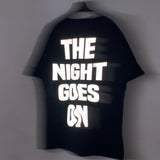 SCHWARZES T-Shirt „THE NIGHT GOES ON“ REFLEKTIEREND, ÜBERREGELMÄSSIGE PASSFORM
