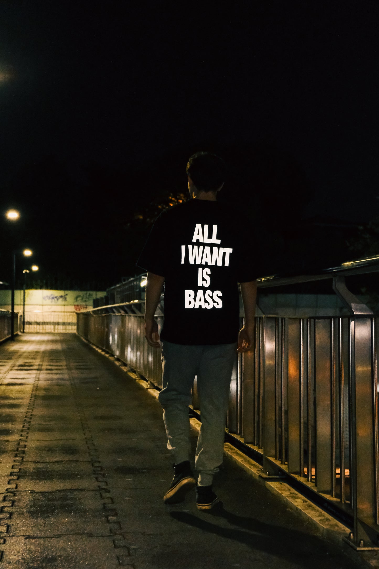 All I Want is bass baskılı siyah oversize tişört – unisex streetwear moda, technology müzik, rave yaşam tarzı, festival modası, spor salonları için rahat ve şık günlük kombin için ideal