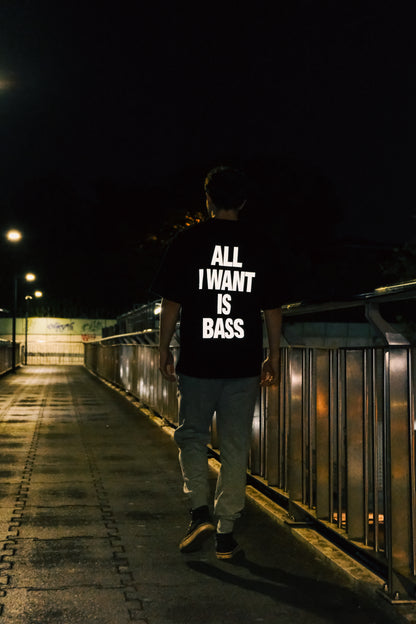 All I Want is bass baskılı siyah oversize tişört – unisex streetwear moda, technology müzik, rave yaşam tarzı, festival modası, spor salonları için rahat ve şık günlük kombin için ideal