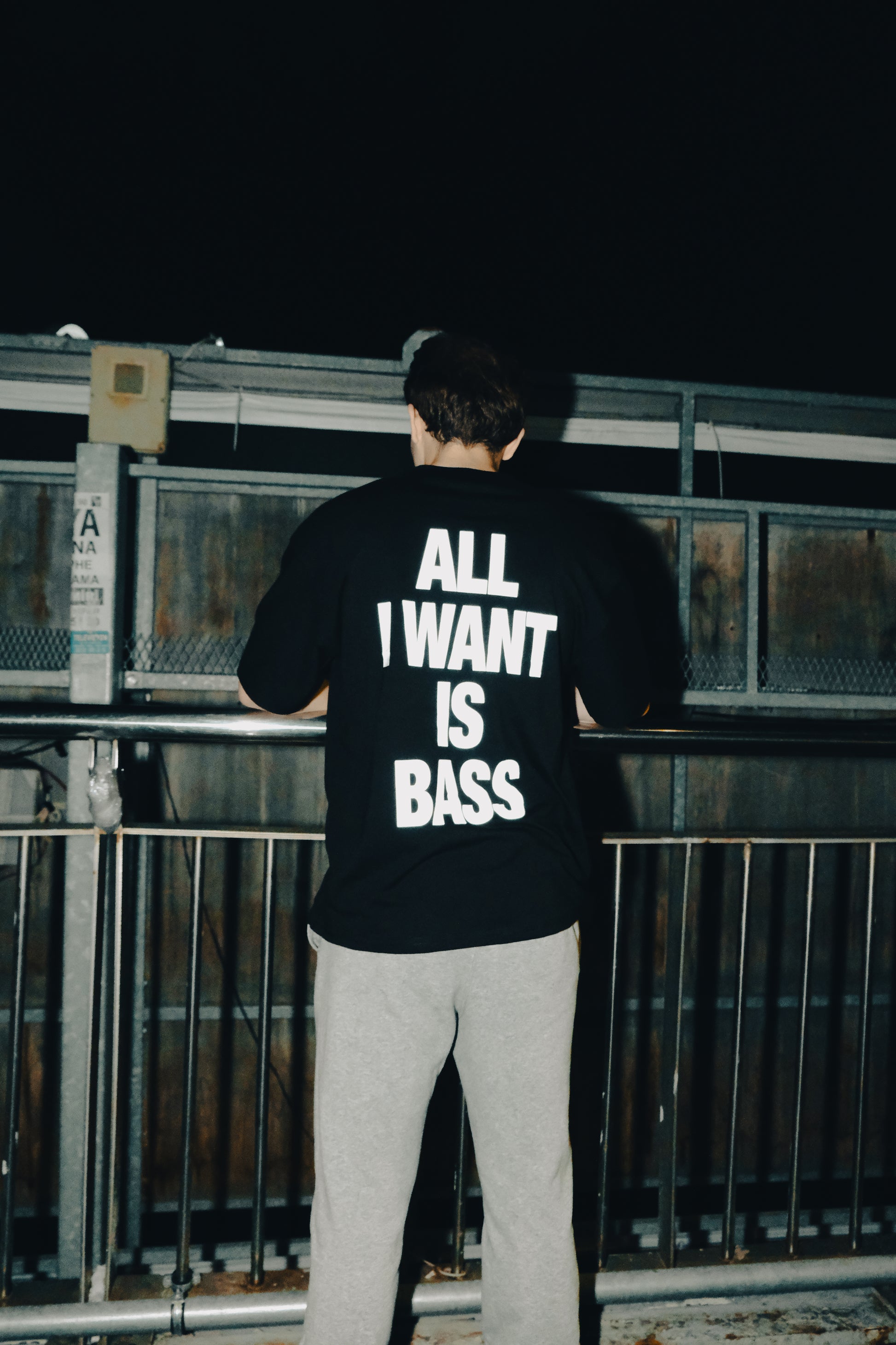 All I Want is bass baskılı siyah oversize tişört – unisex streetwear moda, technology müzik, rave yaşam tarzı, festival modası, spor salonları için rahat ve şık günlük kombin için ideal