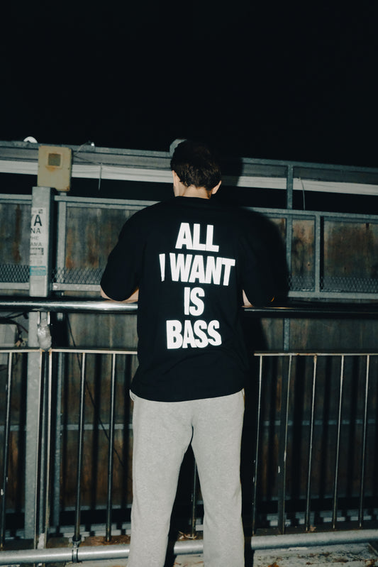 All I Want is bass baskılı siyah oversize tişört – unisex streetwear moda, technology müzik, rave yaşam tarzı, festival modası, spor salonları için rahat ve şık günlük kombin için ideal