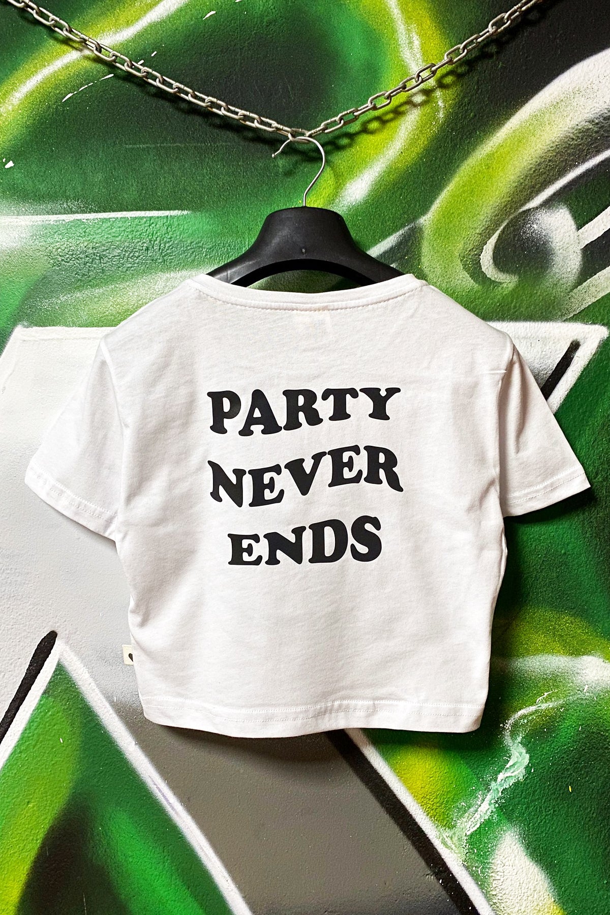 Reflektör baskılı beyaz crop tişört - party never ends reflective print white crop top