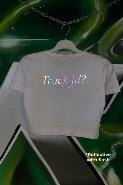 Reflektör Baskılı Beyaz Crop Tişört - Track id? | Reflective Print White Crop T-shirt.