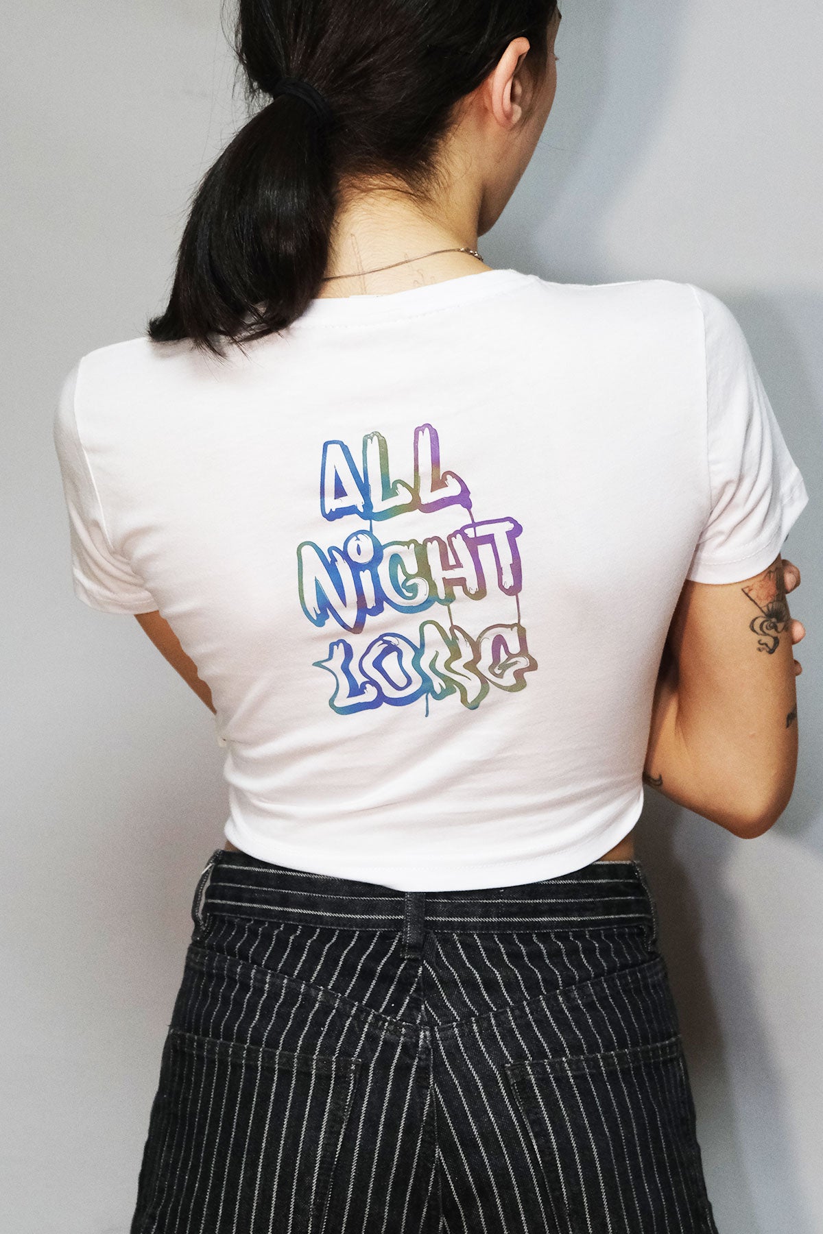 beyaz crop tisort al night long baskili - reflective white crop top, techno, party, festival clothing