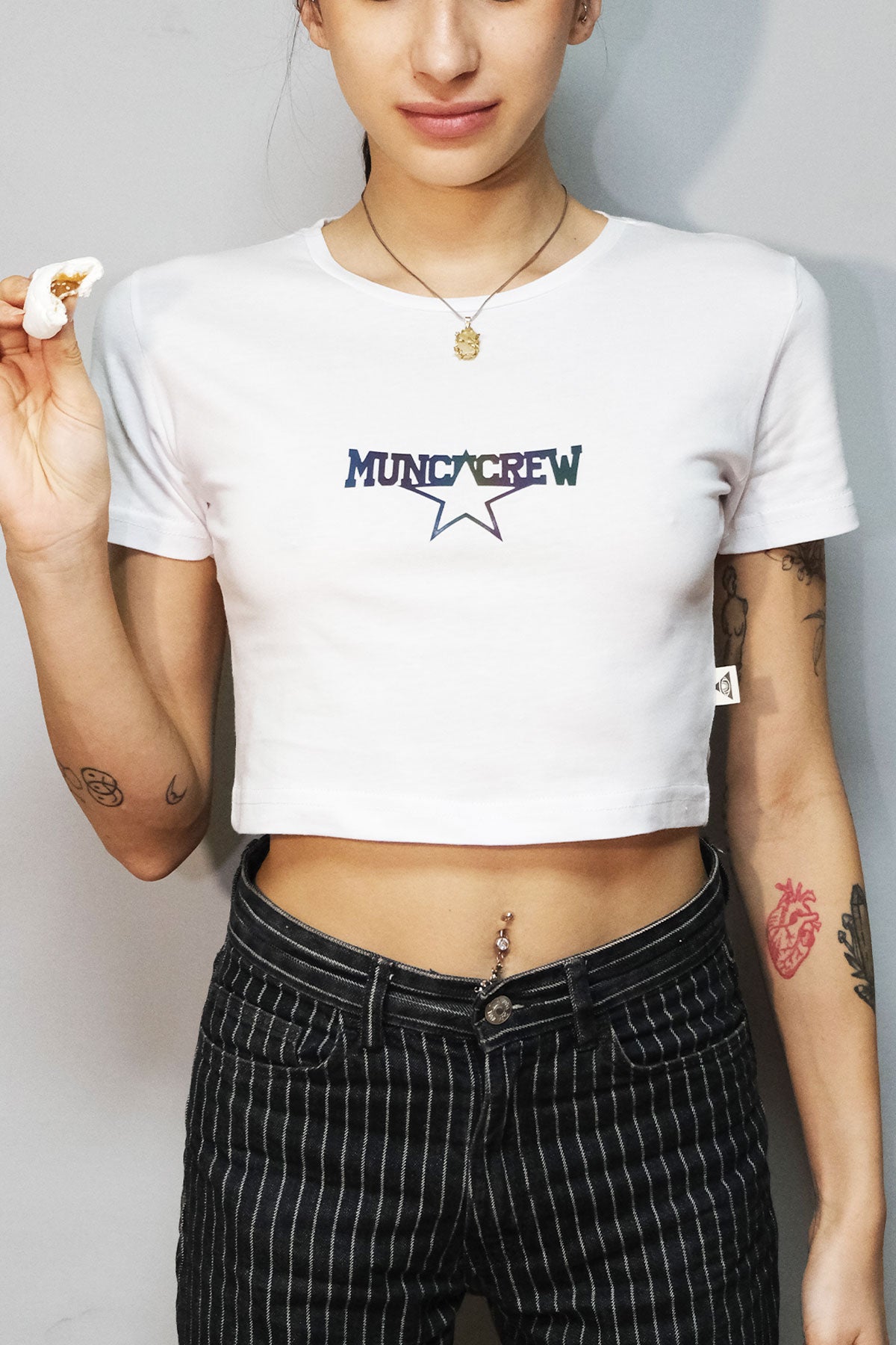 beyaz crop tisort munch crew baskili - reflective white crop top, techno, party, festival clothing