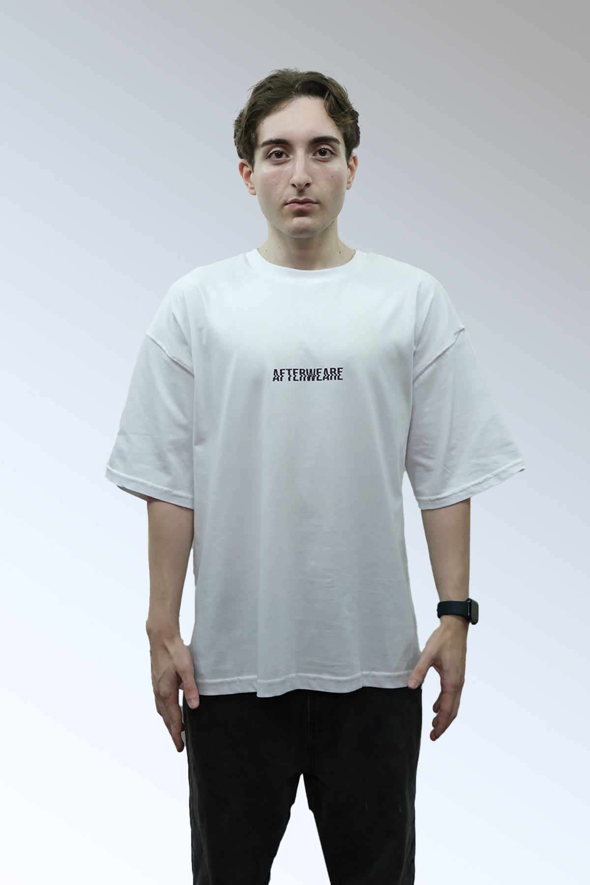 Afterweare Model Üzerinde Beyaz Oversize Tişört  - "Smiley Chain" ön baskılı | Oversize Black Tshirt on Model, Front Printed "Afterweare" 