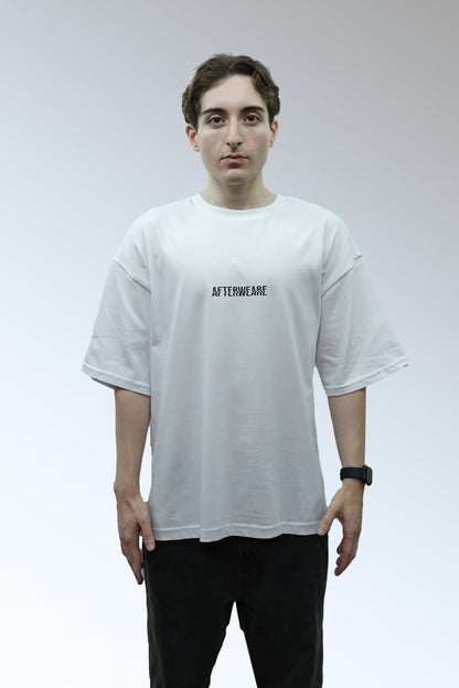 Afterweare Model Üzerinde Beyaz Oversize Tişört  - "Smiley Chain" ön baskılı | Oversize Black Tshirt on Model, Front Printed "Afterweare" 