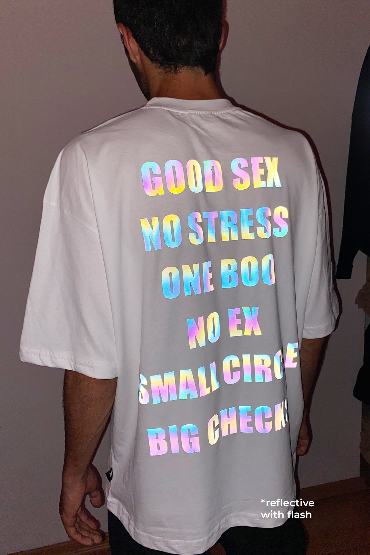 Reflektör baskılı beyaz oversize tişört - good sex no stress reflective white oversize t-shirt