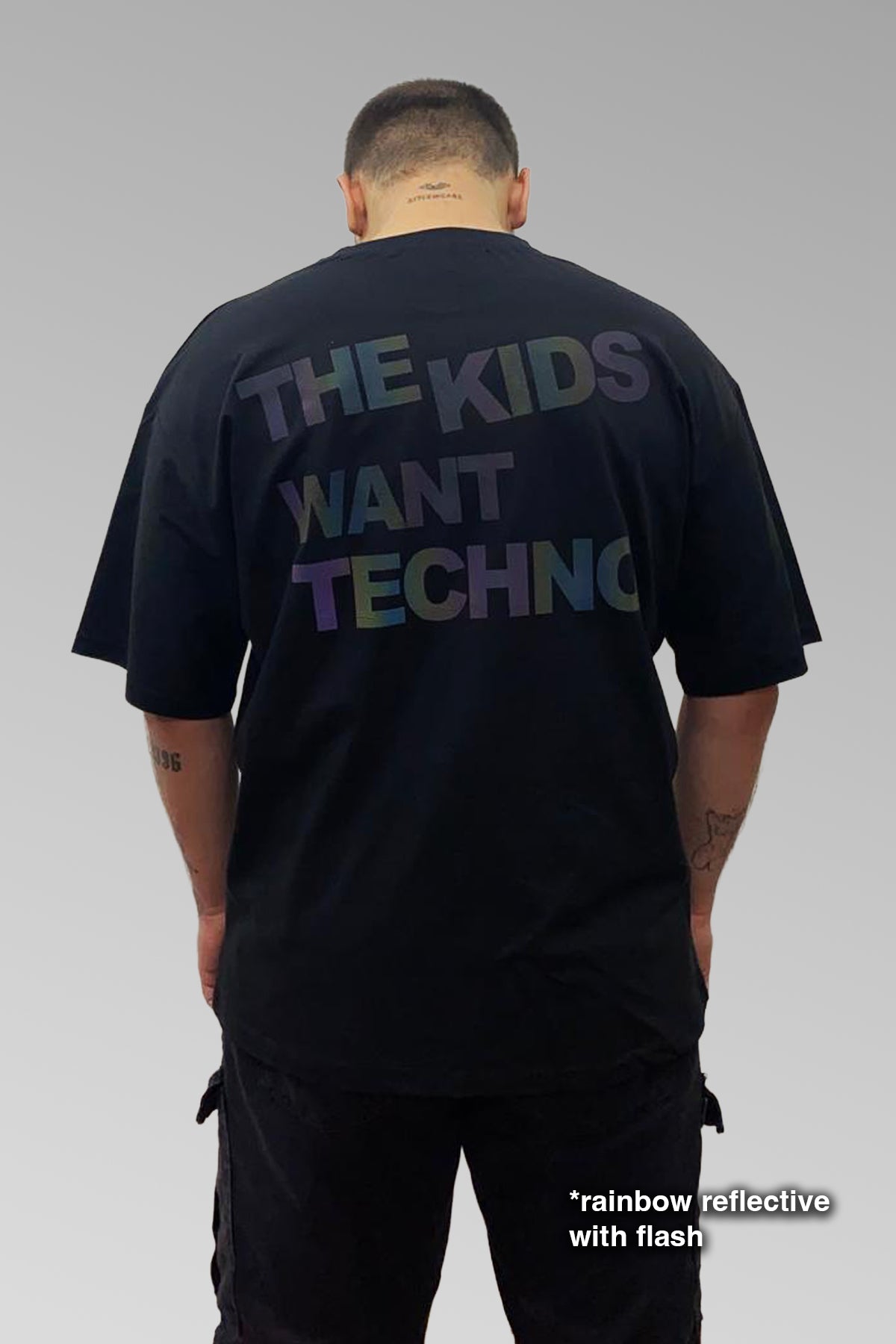 Oversize Siyah Tişört 'THE KIDS WANT TECHNO'
