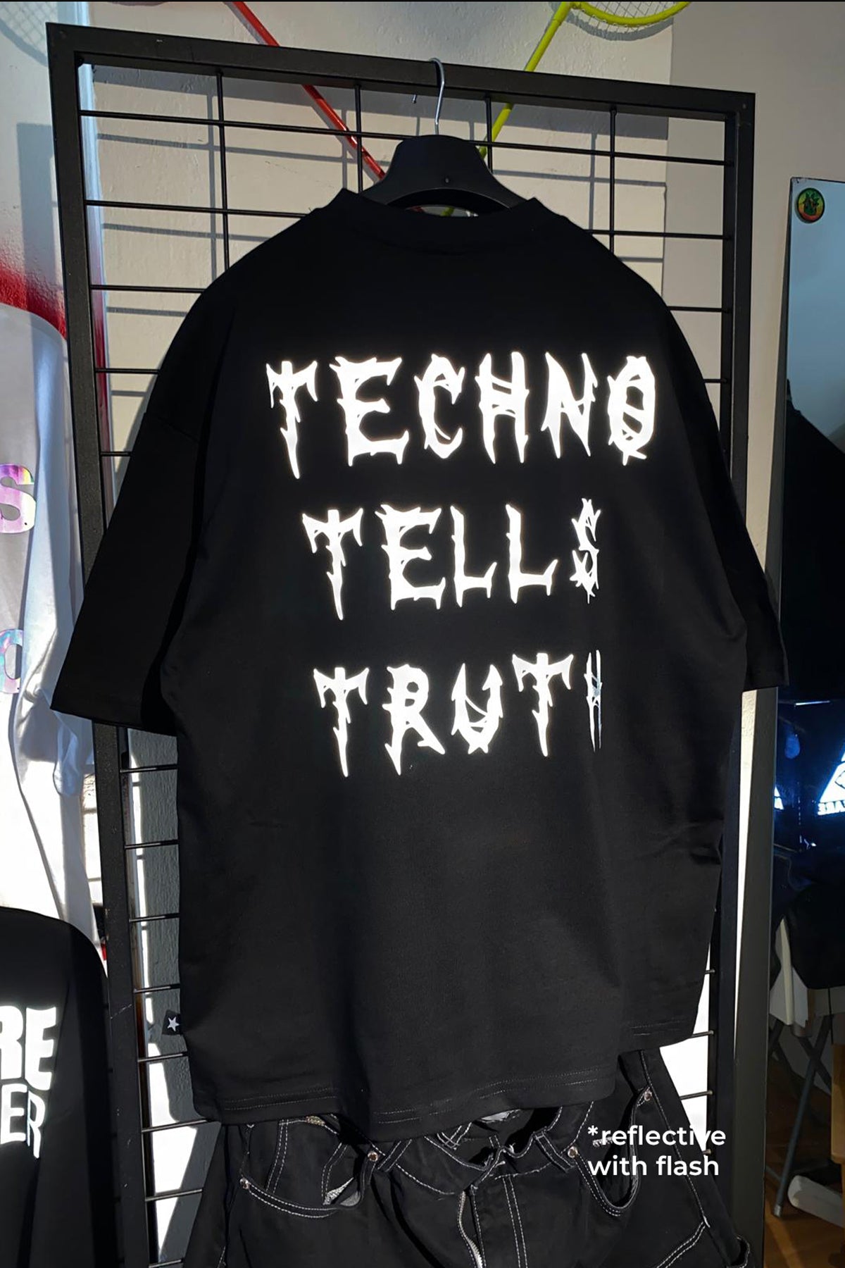 OVERSIZE BLACK T-SHIRT 'TECHNO TELLS TRUTH'.