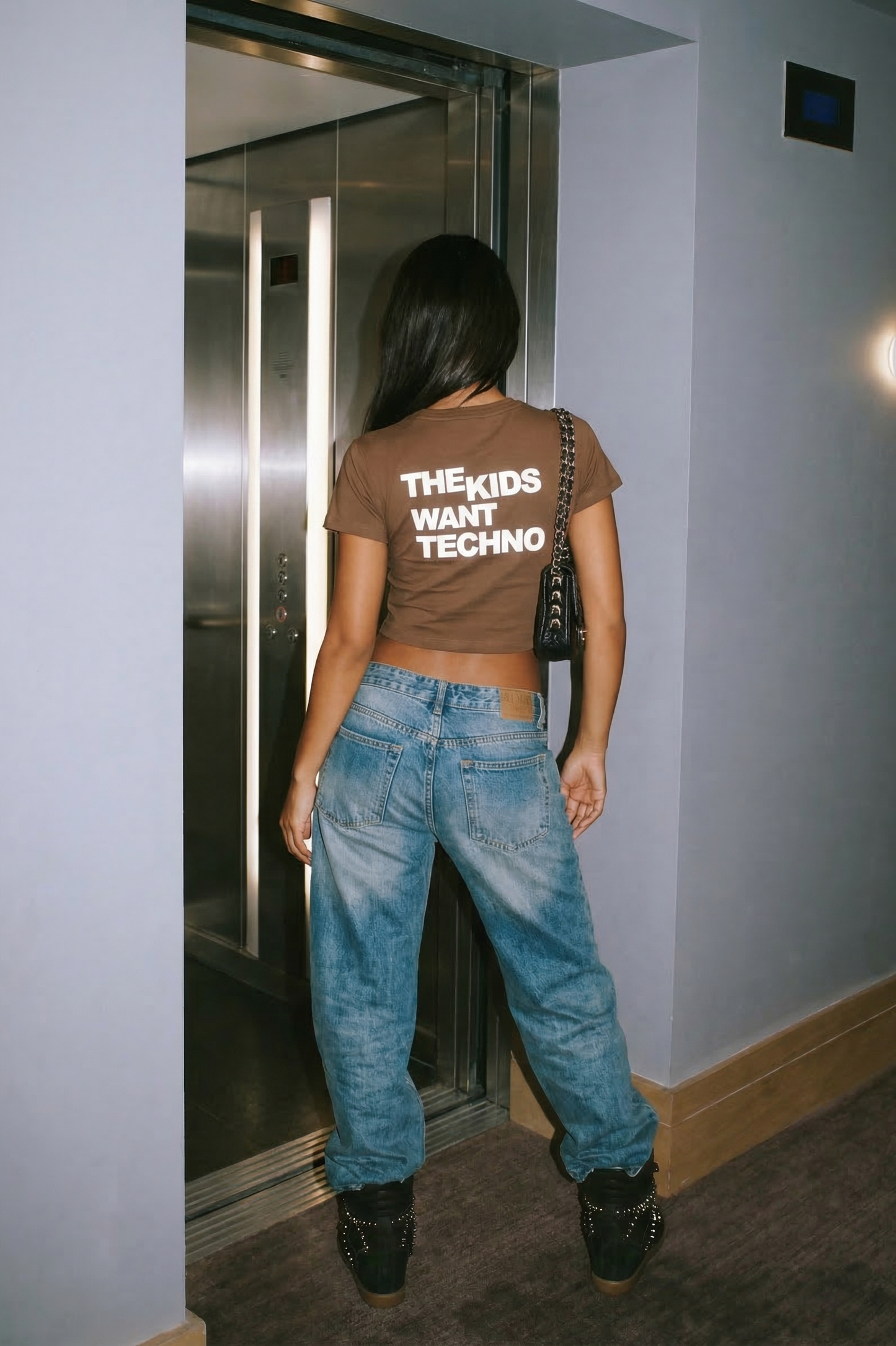 Reflektör Baskılı Kahve Crop Tişört - The Kids Want Techno | Brown Crop T-shirt