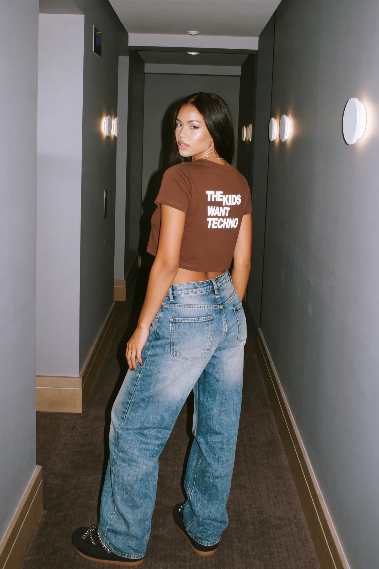 Reflektör Baskılı Kahve Crop Tişört - The Kids Want Techno | Brown Crop T-shirt