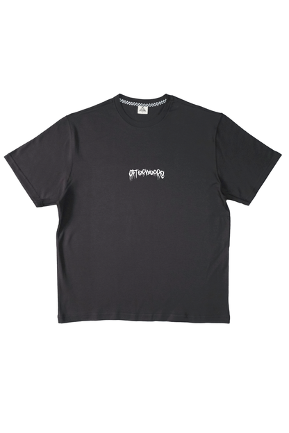 Afterweare regular essentials koleksiyonundan, önde küçük logo baskısı bulunan siyah basic tişört modeli.