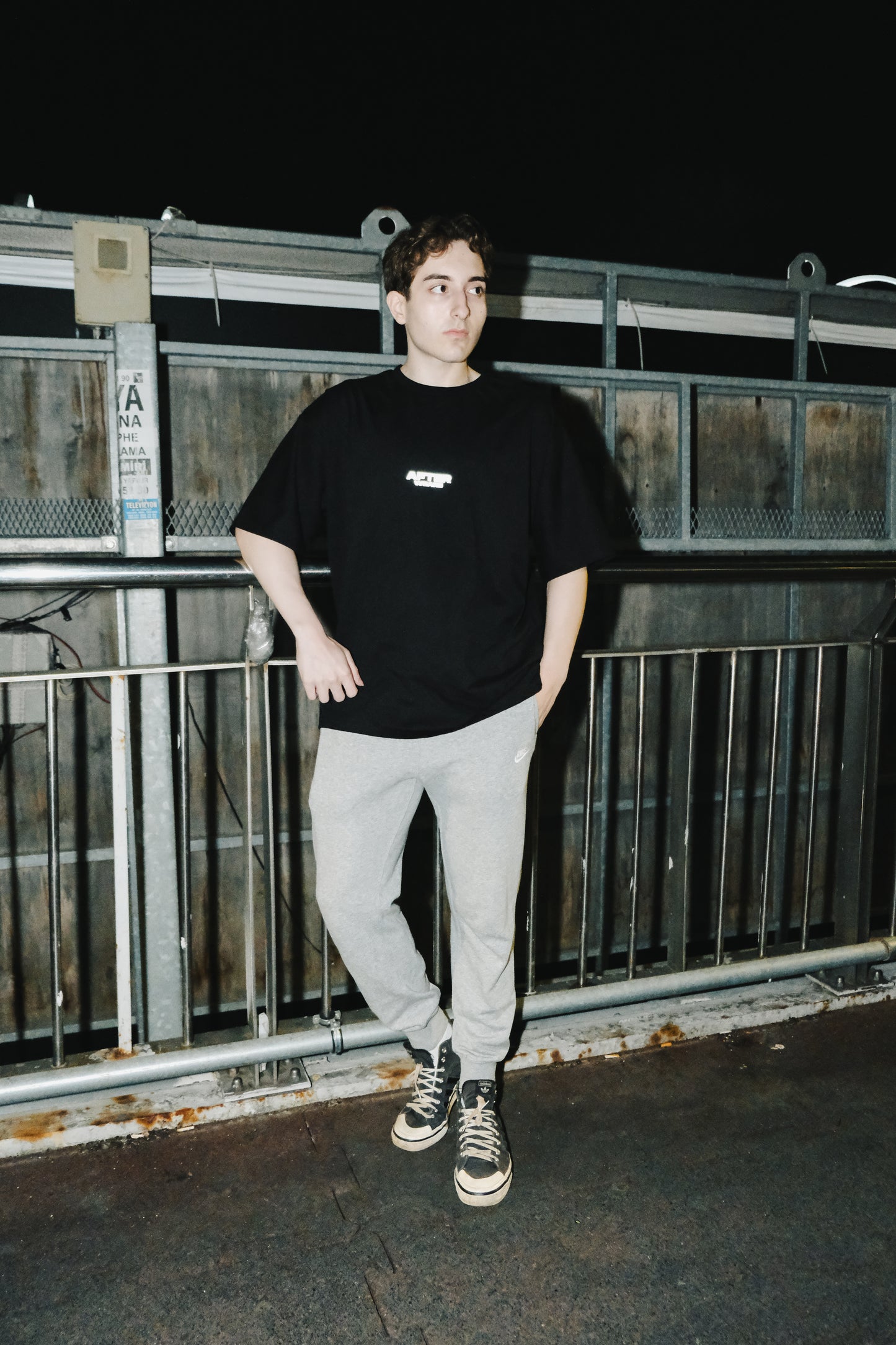 "Fast Groove baskılı siyah oversize tişört – unisex streetwear moda, rahat ve şık kombinler için"