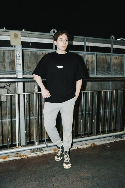 "Fast Groove baskılı siyah oversize tişört – unisex streetwear moda, rahat ve şık kombinler için"