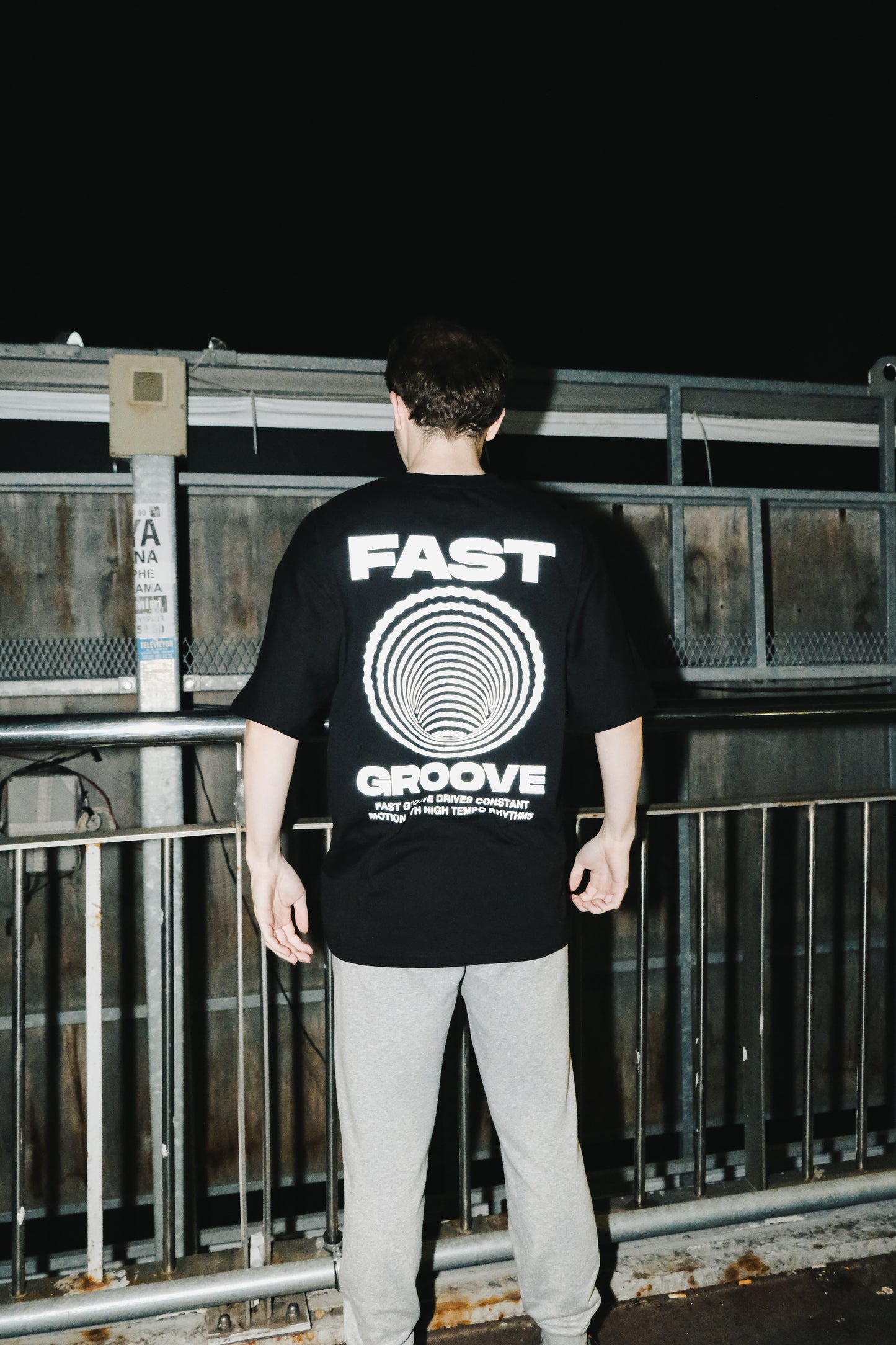 "Fast Groove baskılı siyah oversize tişört – unisex streetwear moda, rahat ve şık kombinler için"