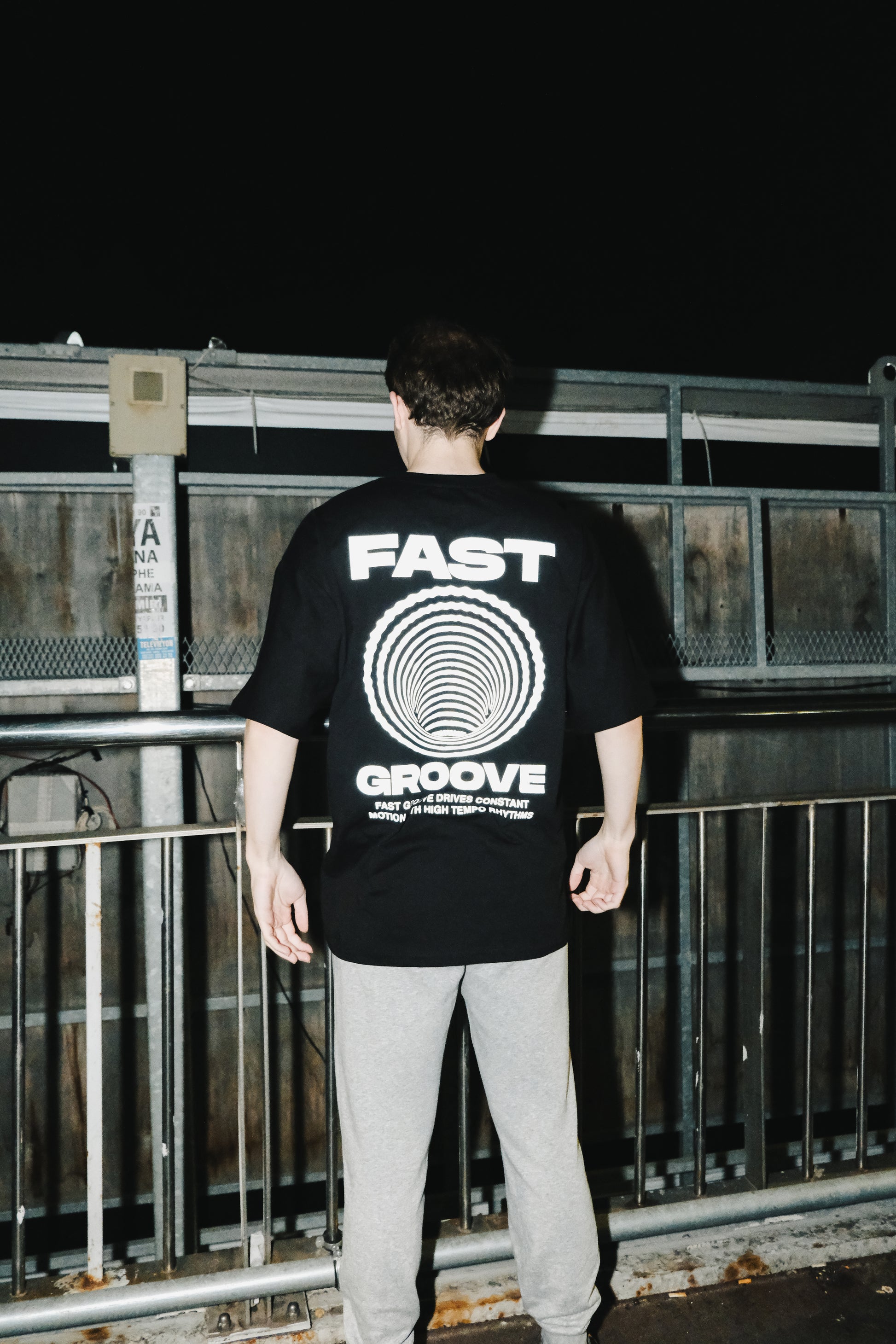 "Fast Groove baskılı siyah oversize tişört – unisex streetwear moda, rahat ve şık kombinler için"