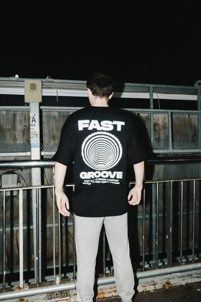"Fast Groove baskılı siyah oversize tişört – unisex streetwear moda, rahat ve şık kombinler için"