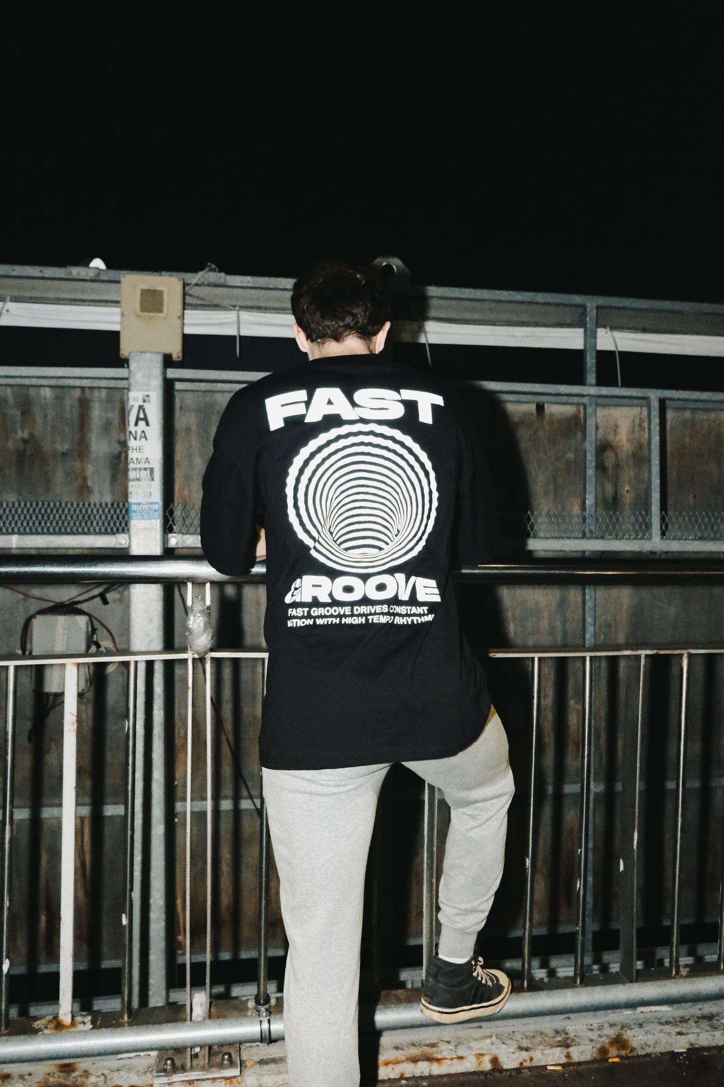 "Fast Groove baskılı siyah oversize tişört – unisex streetwear moda, rahat ve şık kombinler için"