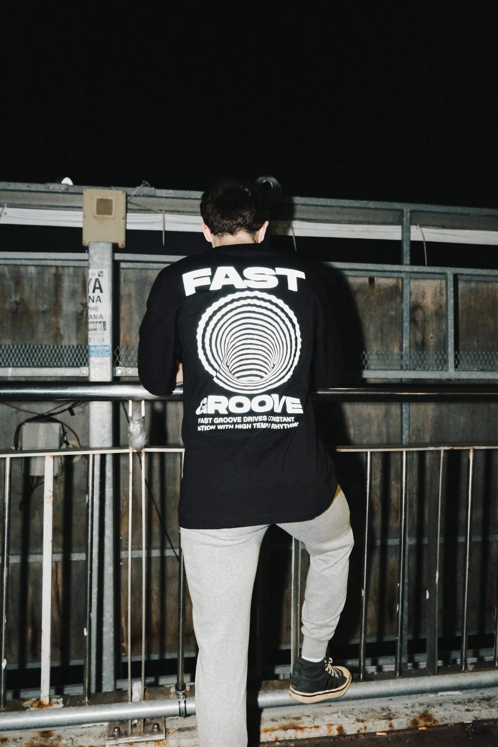 "Fast Groove baskılı siyah oversize tişört – unisex streetwear moda, rahat ve şık kombinler için"