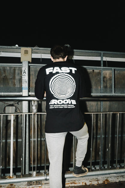 "Fast Groove baskılı siyah oversize tişört – unisex streetwear moda, rahat ve şık kombinler için"