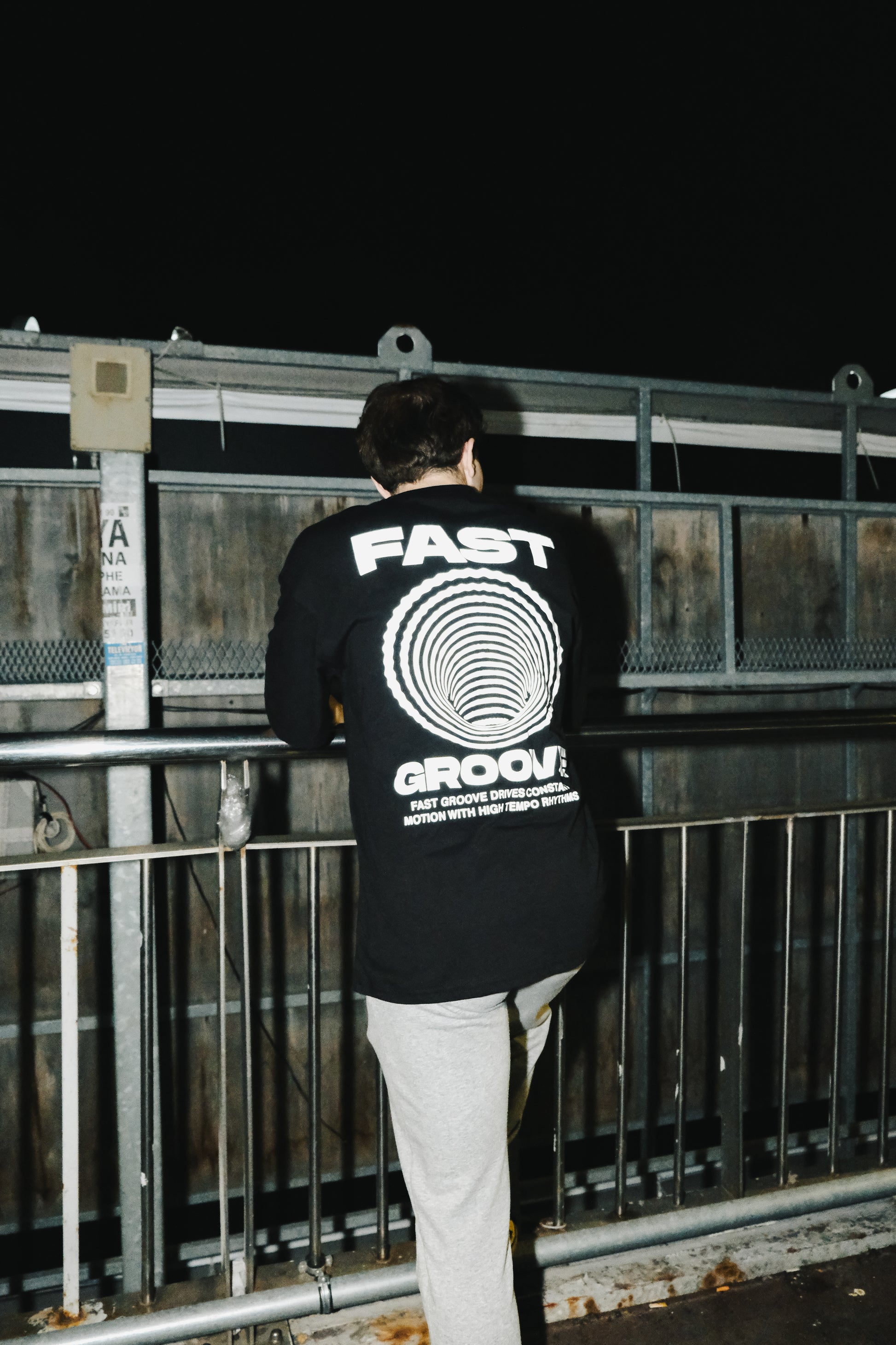 "Fast Groove baskılı siyah oversize tişört – unisex streetwear moda, rahat ve şık kombinler için"