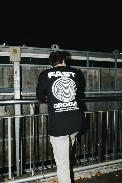 "Fast Groove baskılı siyah oversize tişört – unisex streetwear moda, rahat ve şık kombinler için"