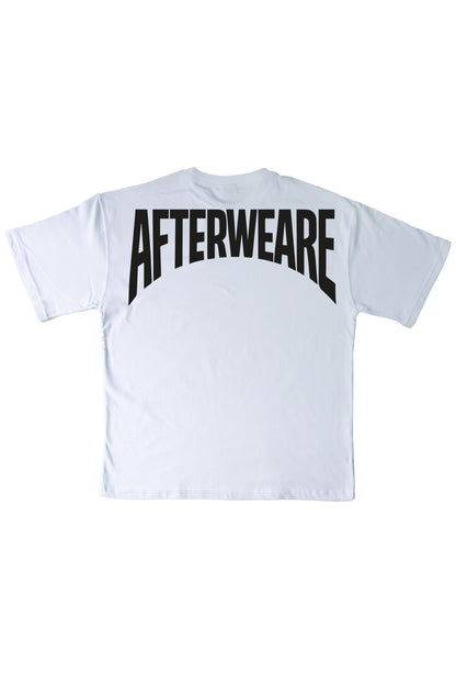 Afterweare baskılı beyaz oversize tişört, özgün tarzınızı yansıtan rahat ve şık bir seçenek. Sokak modası ve techno kültürüne hitap eden tasarımıyla her anınıza uyum sağlar.