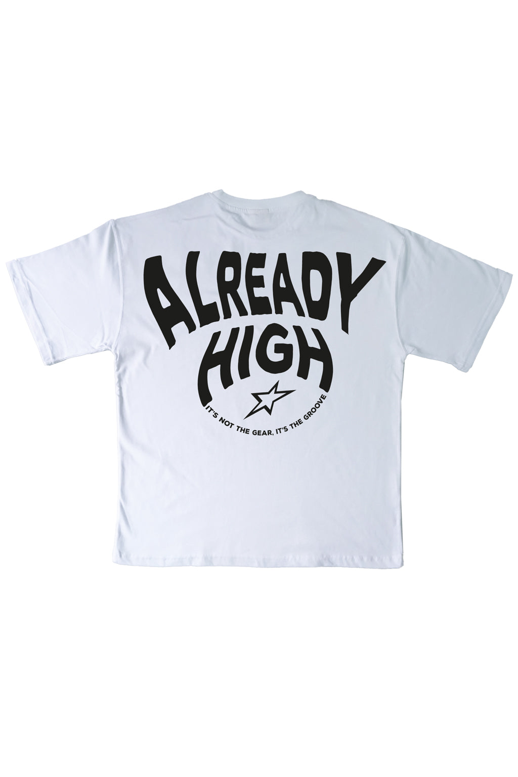 ‘Already High’ baskılı beyaz oversize tişört, rahat kesimi ve cesur tasarımıyla dikkat çeker. Sokak modası ve özgün tarz arayanlar için mükemmel bir seçenek.