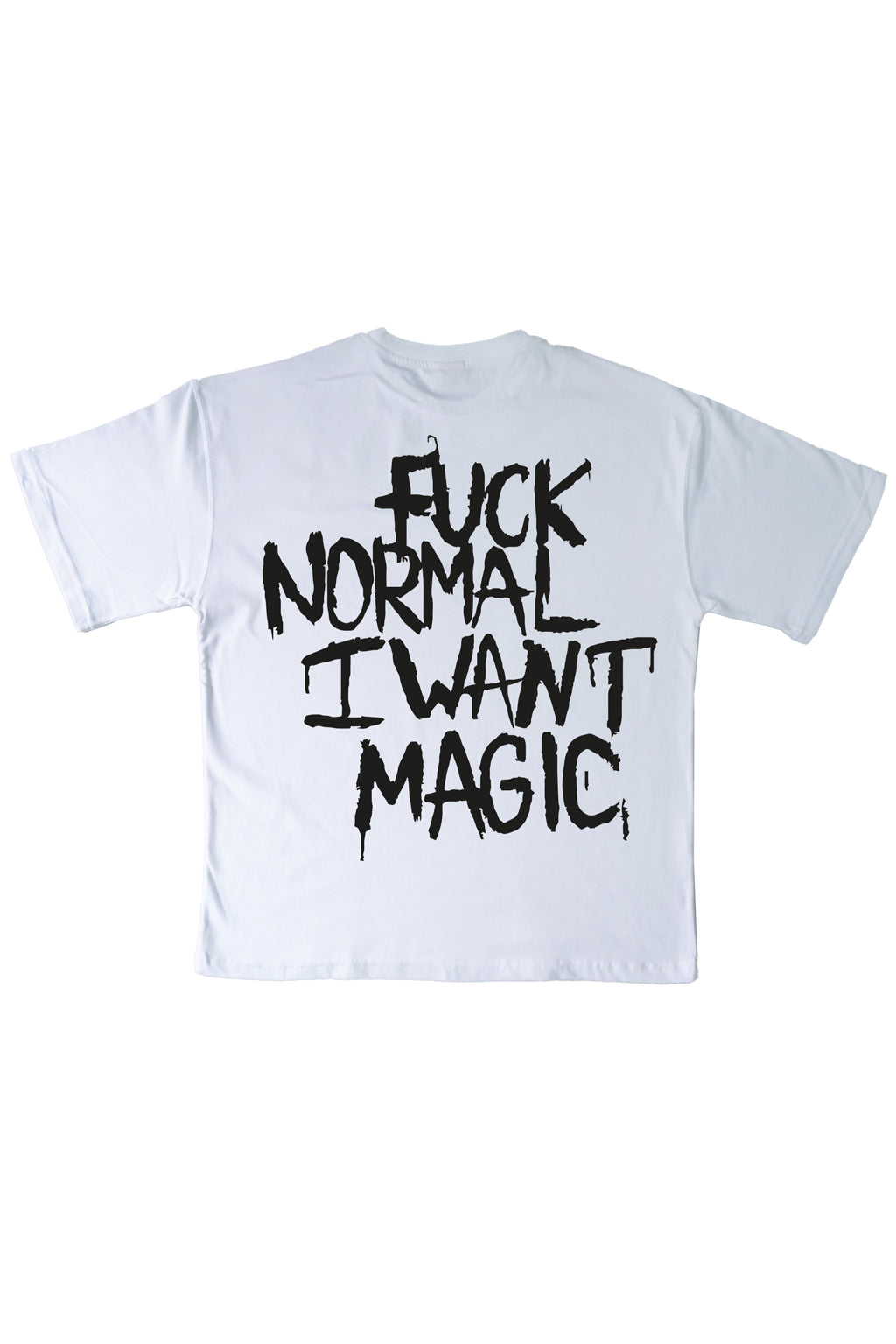 Fuck Normal I Want Magic’ baskılı beyaz oversize tişört, sıradışılığını vurgulayan cesur bir tasarıma sahip. Rahat kesimi ve özgün mesajıyla sokak modası ve yaratıcı tarz arayanlar için ideal.