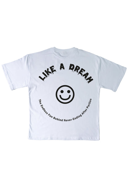 Like A Dream’ baskılı beyaz oversize tişört, rahat kesimi ve büyüleyici tasarımıyla her tarzı tamamlar. Hem sokak modası hem de rahat giyim için mükemmel bir seçenek.