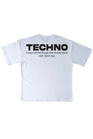 Techno’ baskılı beyaz oversize tişört, techno müzik tutkunları için mükemmel bir tercih. Rahat kesimi ve sade tasarımıyla sokak modası ve gece hayatına uyum sağlar.