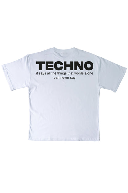 Techno’ baskılı beyaz oversize tişört, techno müzik tutkunları için mükemmel bir tercih. Rahat kesimi ve sade tasarımıyla sokak modası ve gece hayatına uyum sağlar.