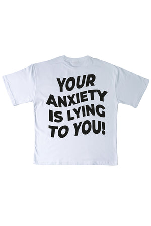Your Anxiety is Lying To You’ baskılı beyaz oversize tişört, rahat kesimi ve güçlü mesajıyla özgün bir tarz sunar. Rahat giyim ve mental sağlık farkındalığı için mükemmel seçim.