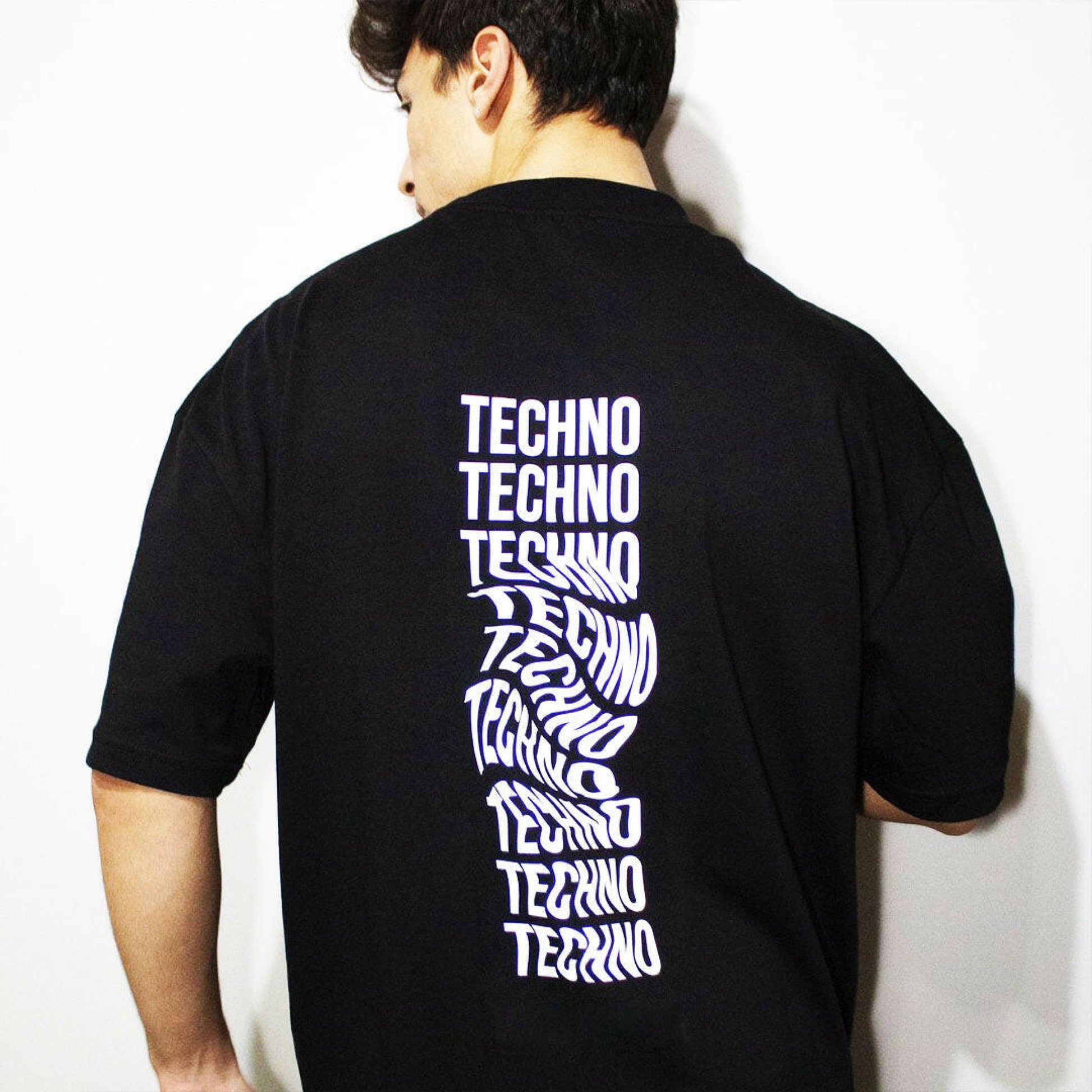 OVERSIZE BLACK T-SHIRT ’TECHNO REVOLUTION’ REFLECTIVE - FREEDOM OVERSIZED