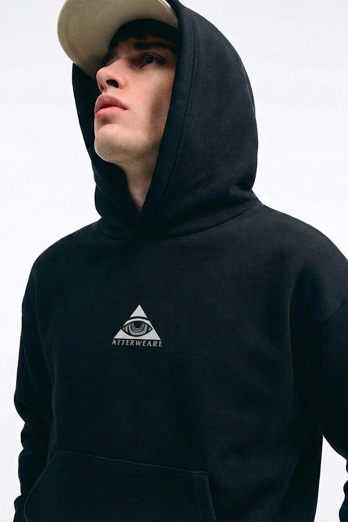 SCHWARZER OVERSIZE-HOODIE „AWA PYRAMID EYE“ REFLEKTIEREND