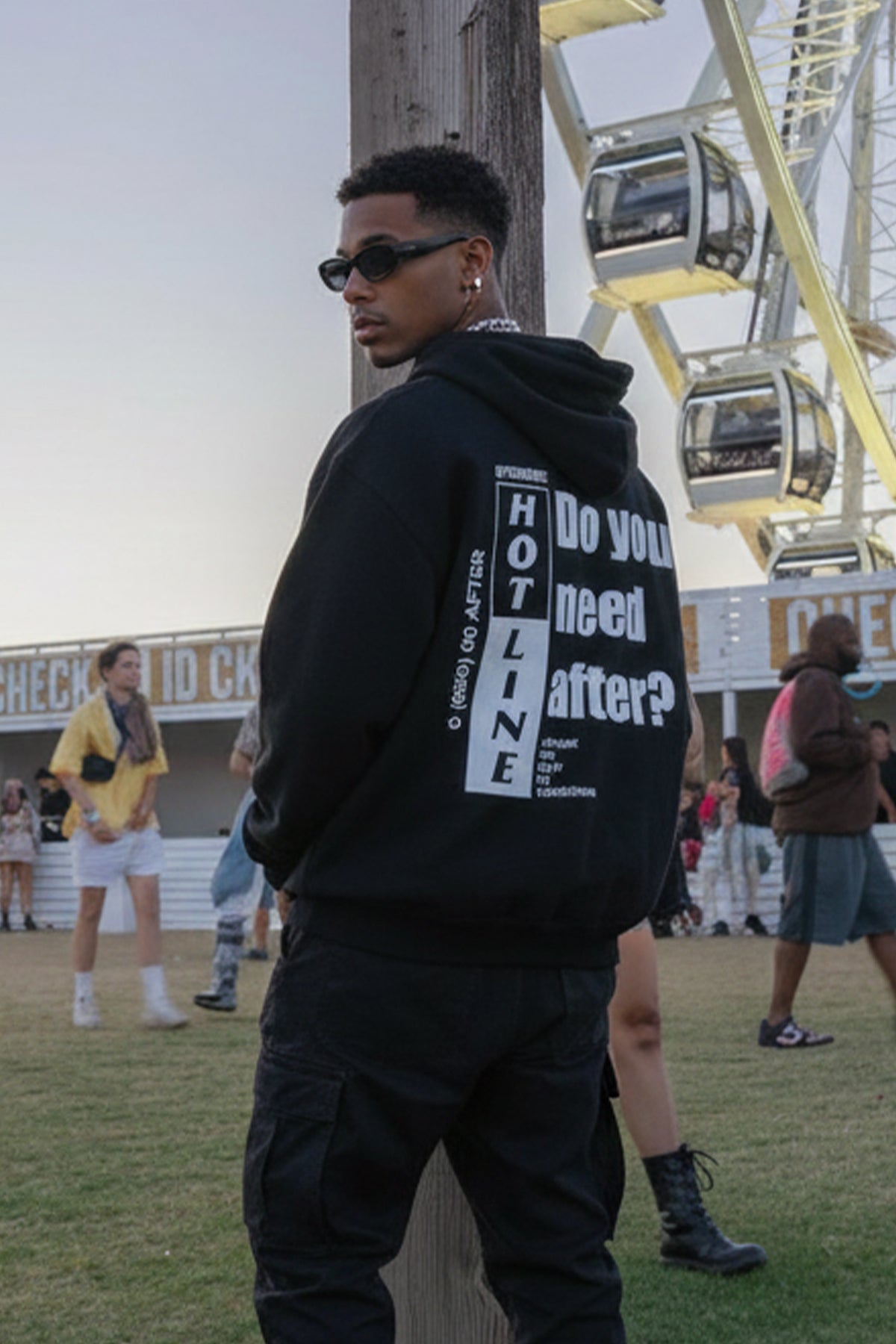 Siyah Kapüşonlu Sweatshirt 'HOTLINE DO YOU NEED AFTER?'