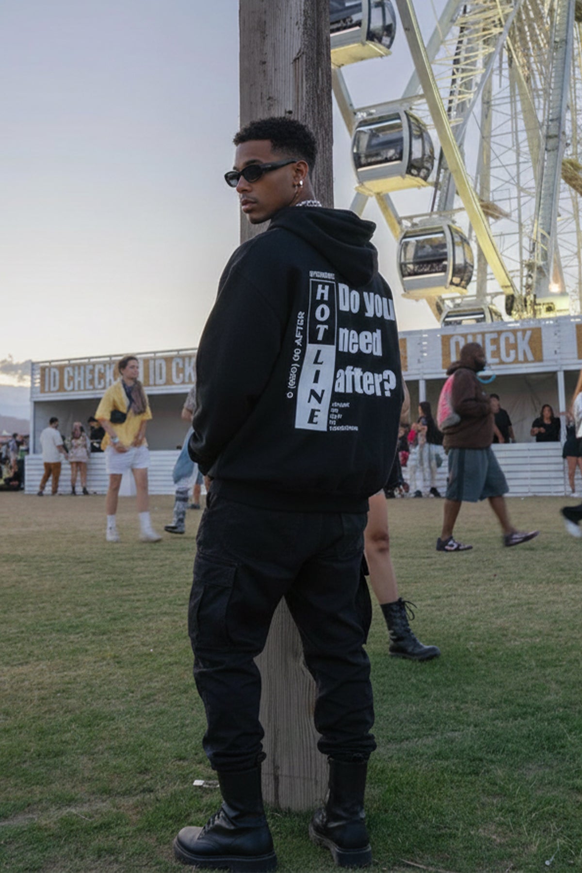 Siyah Kapüşonlu Sweatshirt 'HOTLINE DO YOU NEED AFTER?'