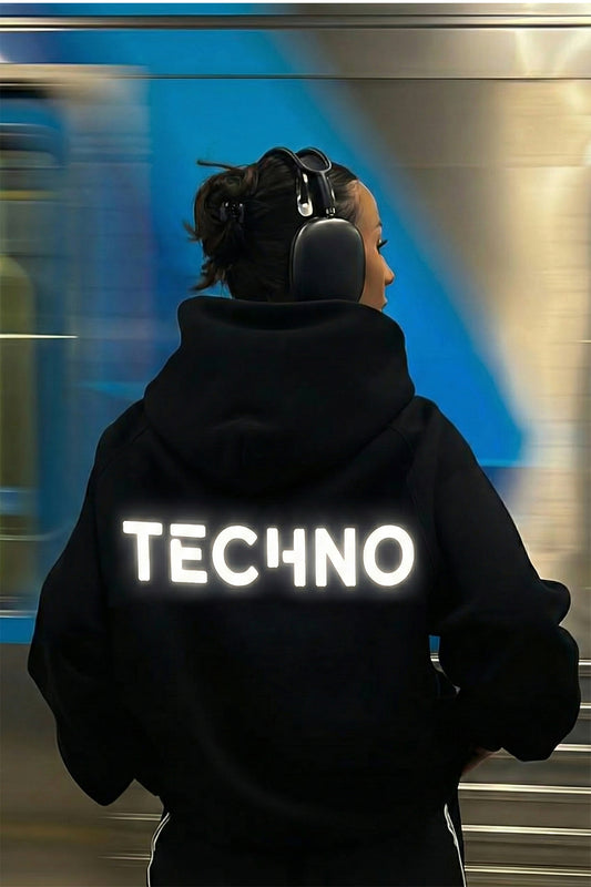 SCHWARZER OVERSIZE-HOODIE „TECHNO IS BACK“ REFLEKTIEREND