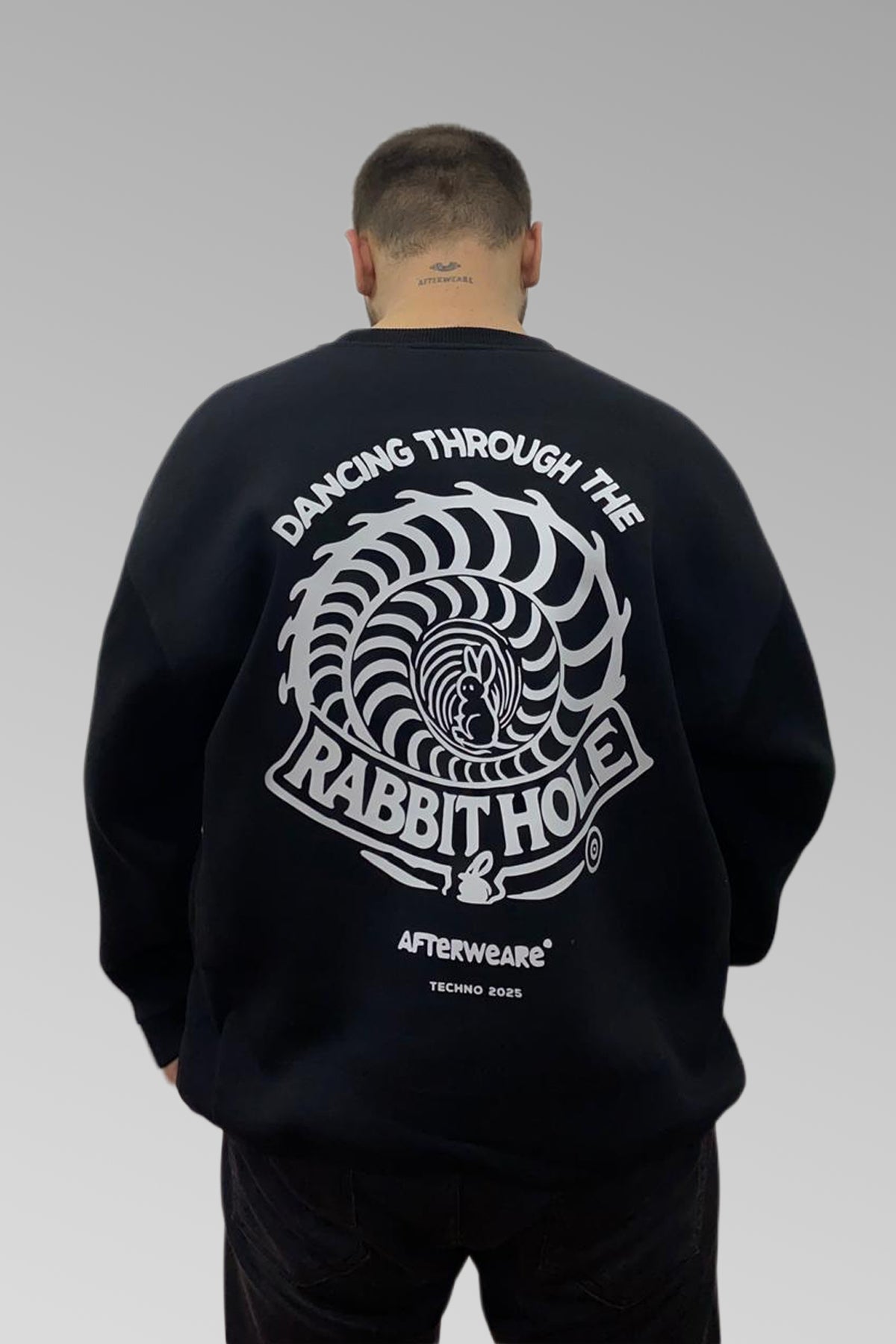 Unisex Siyah Oversize Sweatshirt – 'Dancing Through the Rabbit Hole'