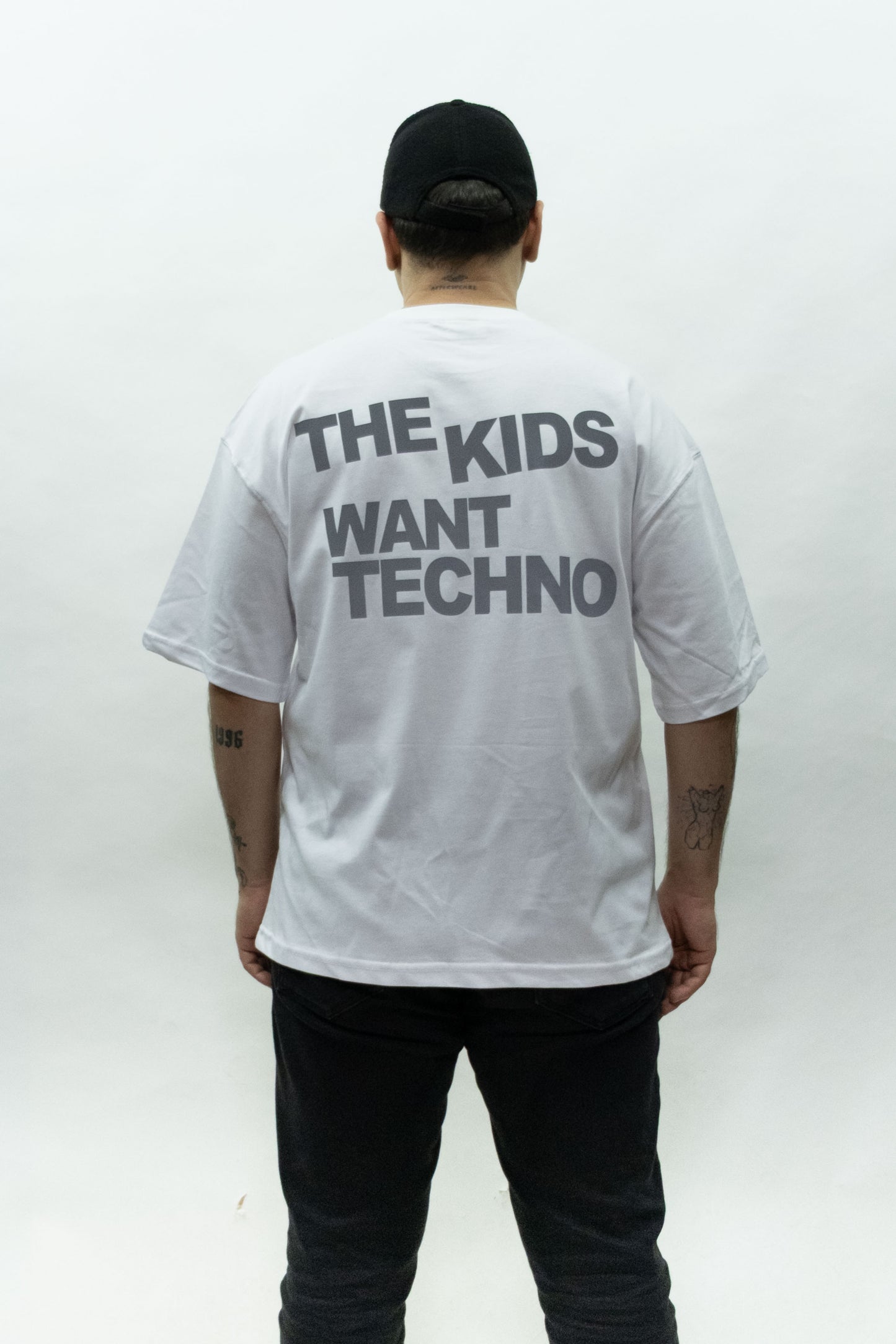 Oversize Beyaz Tişört 'The Kids Want Techno'