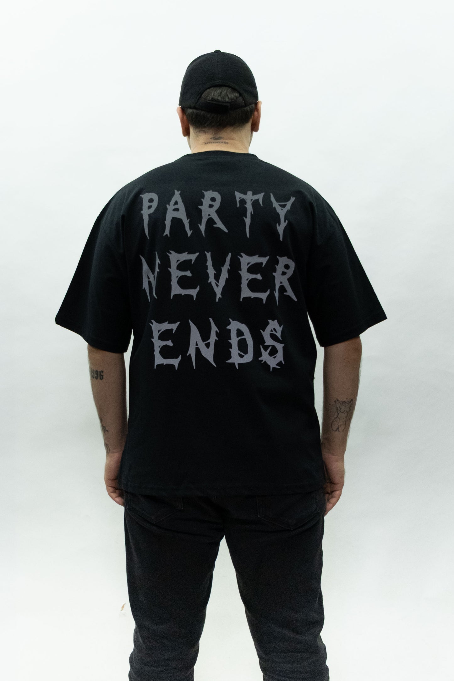 Oversize Siyah Tişört 'Party Never Ends'