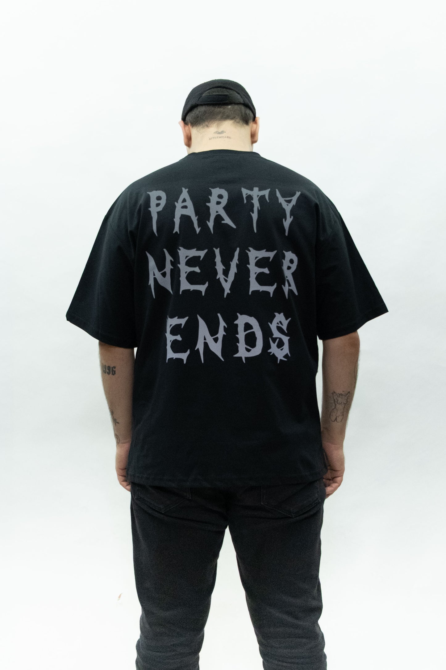 Oversize Siyah Tişört 'Party Never Ends'