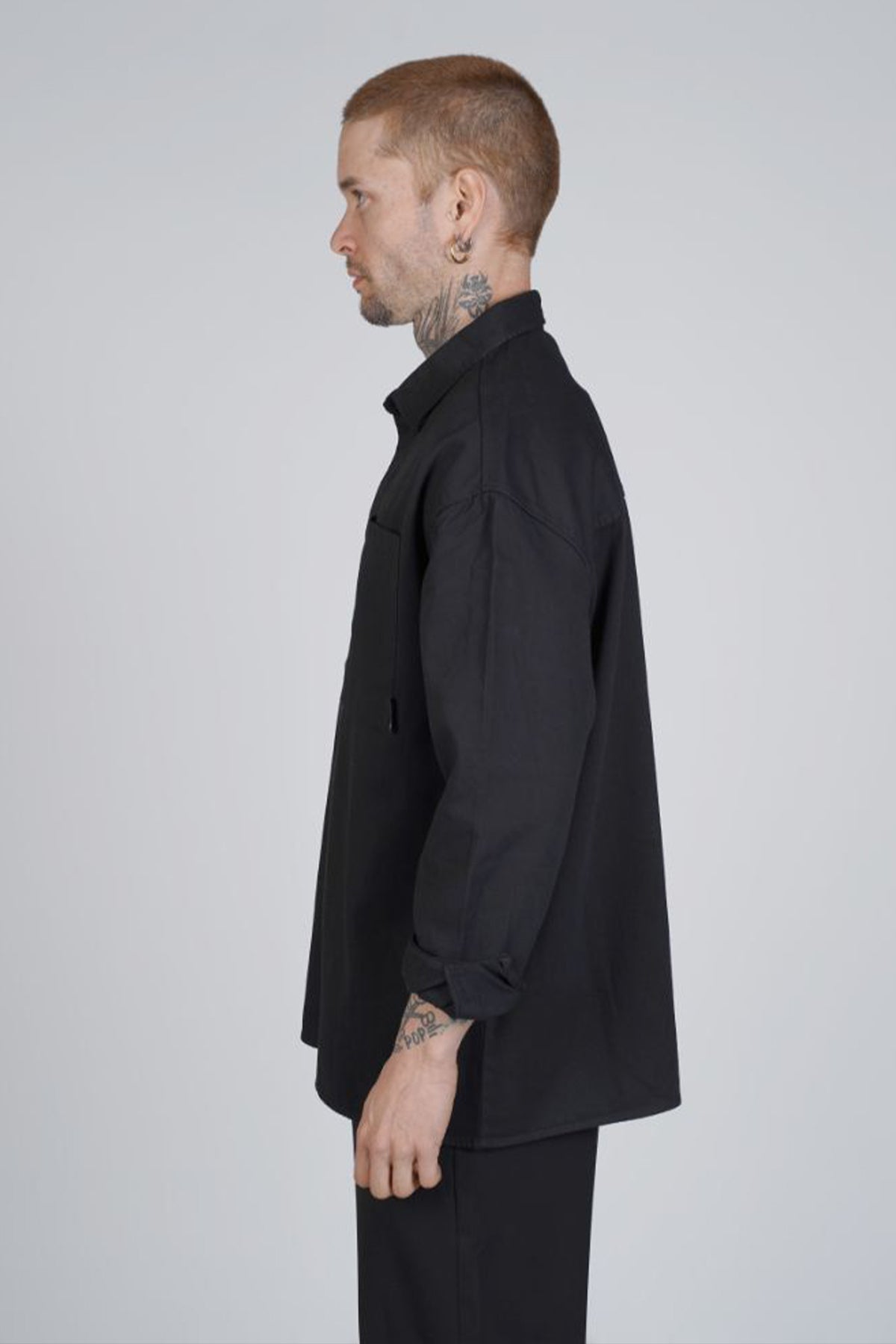 sert kumaşlı siyah gömlek ceket