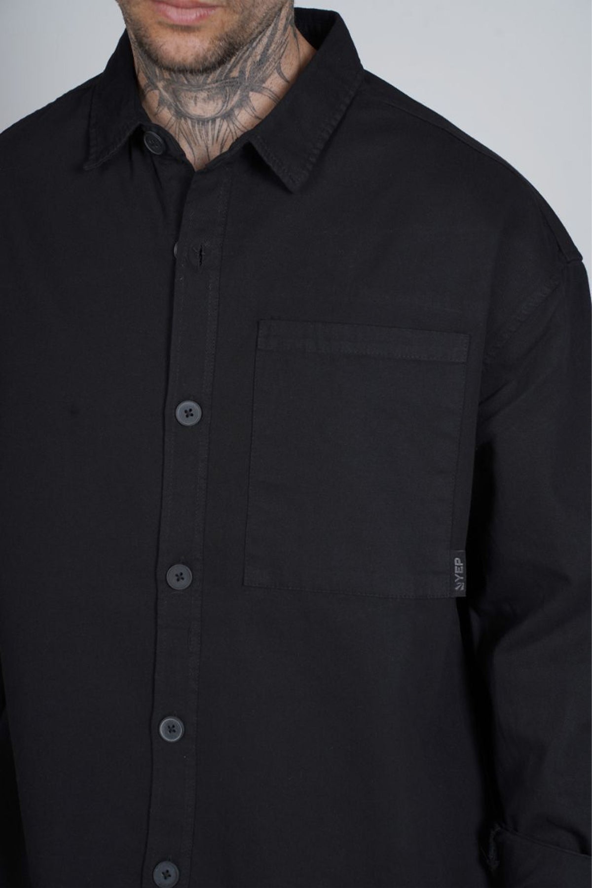 sert kumaşlı siyah gömlek ceket